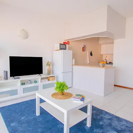 Rocha Apartment, With Pool, 100m From The Beach! شقة بورتيماو